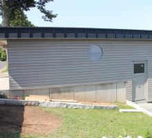 Carport mit integriertem Abstellraum fuer Gartengeraete.JPG